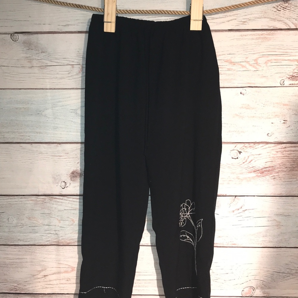 Embroidered flower black white elastic waist pants. T & Company